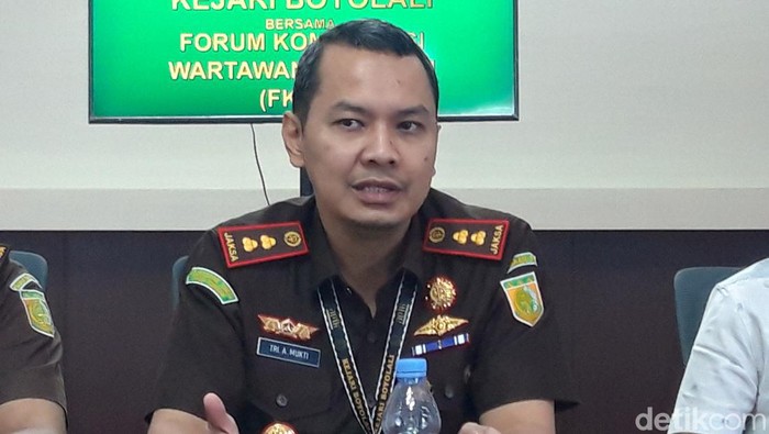 Kajari Boyolali, Tri Anggoro Mukti, didampingi Kasi Pidsus, Romli Mukayatsyah dan Kasi Intel, Baskoro Adi Nugroho, memberikan keterangan kepada wartawan di kantornya, Rabu (28/2/2024).
