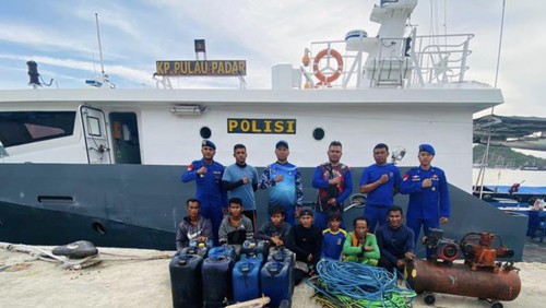Polairud saat mengamankan kapal bermuatan bahan peledak bersama para ABK di perairan Tala, Kabupaten Manggarai Barat, NTT. (Dok Dit Polairud Polda NTT).