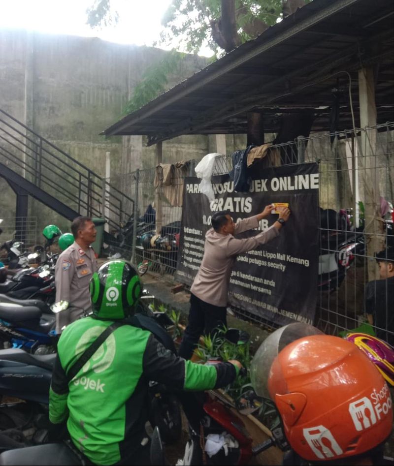 Kapolsek Mampang Kompol David Kanitero memasang stiker imbauan waspada curanmor. (Foto: dok. Istimewa)