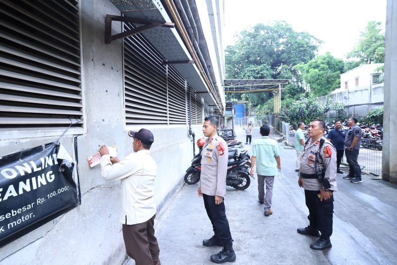 Kapolsek Mampang Kompol David Kanitero memasang stiker imbauan waspada curanmor. (Foto: dok. Istimewa)