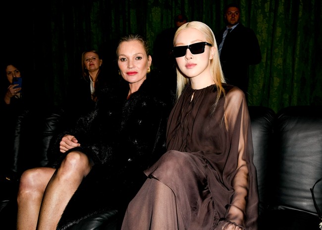 Pelantun ‘On the Ground’ itu tampak akrab berbincang dengan supermodel Kate Moss dan aktris Charlotte Rampling. Foto: dok. Getty Images