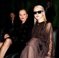 Pelantun ‘On the Ground’ itu tampak akrab berbincang dengan supermodel Kate Moss dan aktris Charlotte Rampling. Foto: dok. Getty Images