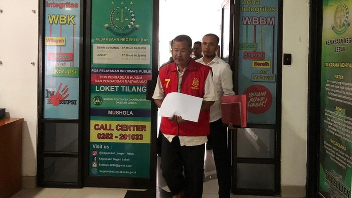 Kejaksaan Negeri (Kejari) Kabupaten Lebak menahan dua tersangka korupsi di Tempat Pelelangan Ikan (TPI) Binuangeun, Kecamatan Wanasalam, Kabupaten Lebak, Banten.