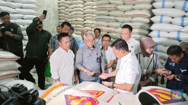 Kepala Badan Pangan Nasional (Bapanas) Arief Adi Prasetyo mengklaim bahwa stok beras saat ini tergolong aman, termasuk di Pasar Induk Beras Cipinang, Jakarta pada Rabu (28/2/2024). (CNBC Indonesia/Ferry Sandi)
