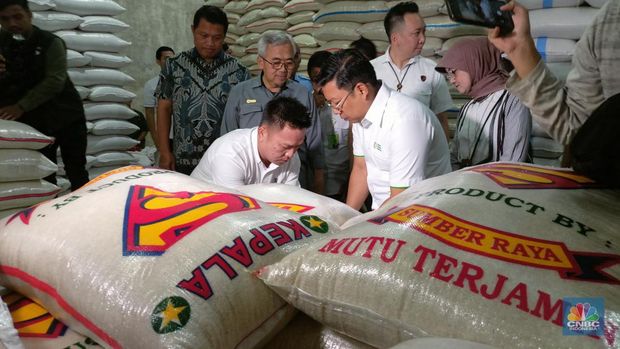 Kepala Badan Pangan Nasional (Bapanas) Arief Adi Prasetyo mengklaim bahwa stok beras saat ini tergolong aman, termasuk di Pasar Induk Beras Cipinang, Jakarta pada Rabu (28/2/2024). (վ/Ferry Sandi)