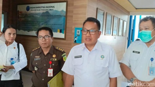 Kepala BNN Provinsi NTT Brigjen Riki Yanuarfi Sikumbang saat diwawancarai di Kota Kupang, NTT, Rabu (28/2/2024). (Yufenki Bria)