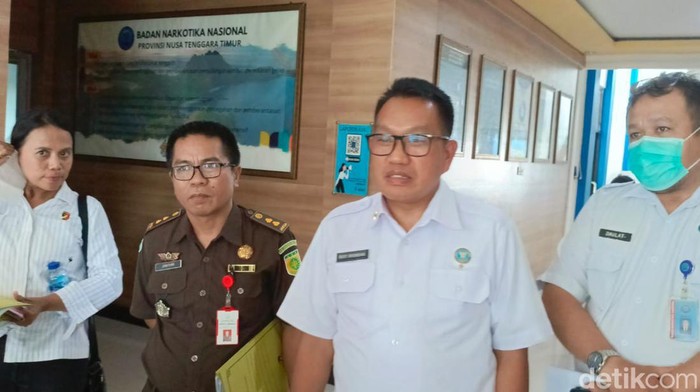 Kepala BNN Provinsi NTT Brigjen Riki Yanuarfi Sikumbang saat diwawancarai di Kota Kupang, NTT, Rabu (28/2/2024). (Yufenki Bria)