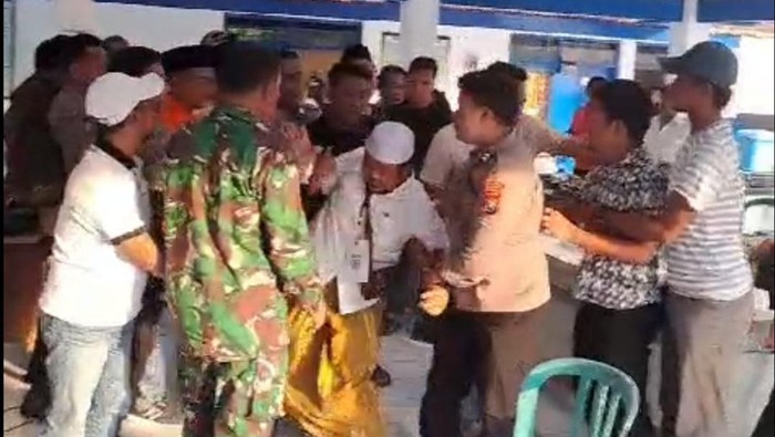 Kericuhan saat penghitungan ulang tingkat kecamatan di Sampang