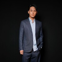 Kim Mingyu hadir di Paris Fashion Week dalam balutan koleksi busana pria Dior Spring/Summer 2024. Rapper bersuara merdu dari Seventeen itu tampil dalam balutan blazer dan celana biru yang dipadukan dengan kemeja bergaris putih dan biru muda. Foto: Swan Gallet/WWD via Getty Images