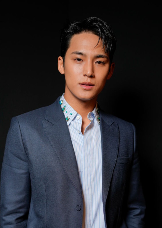 Fashion show Dior menjadi debut Mingyu menghadiri Paris Fashion Week. Selain Mingyu ‘Seventeen’, artis Korea Selatan lainnya yang juga jadi tamu show Dior adalah Jisoo Blackpink. Foto: Swan Gallet/WWD via Getty Images