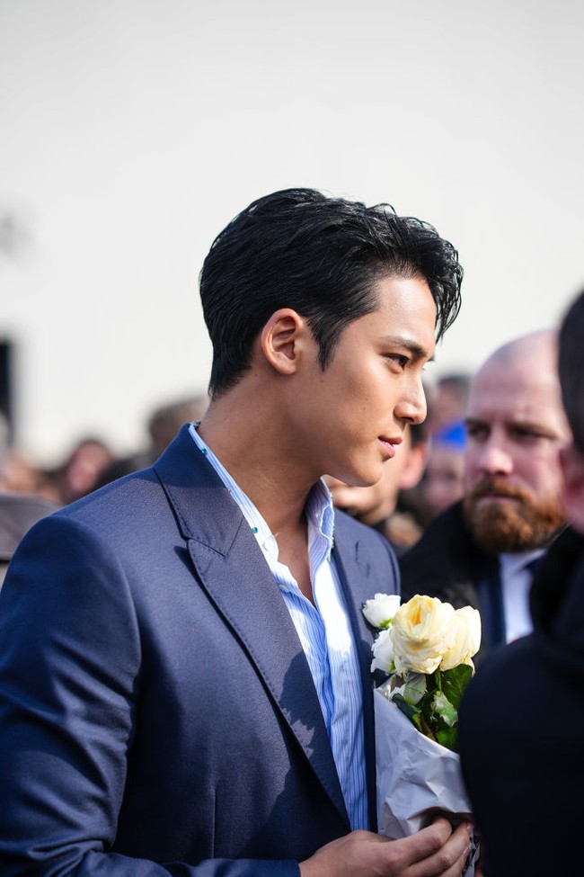 Kim Mingyu merupakan satu dari 13 personel Seventeen, grup K-Pop yang tengah naik daun lewat sejumlah hitsnya seperti Super. Pada Selasa (27/2/2024, Mingyu mencuri atensi saat menghadiri fashion show Christian Dior yang digelar saat Paris Fashion Week Fall/Winter 2024/2025. Foto: Getty Images/Edward Berthelot