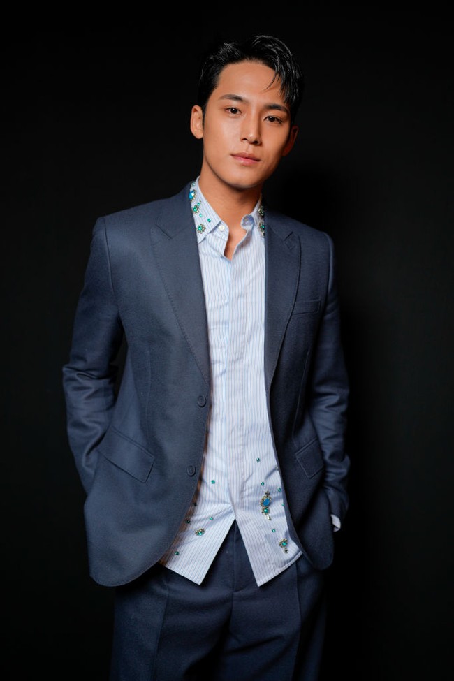 Dalam unggahannya di X, brand Dior menyebut Mingyu Seventeen merupakan bintang tamu show Dior yang banyak disukai penggemar. “Mingyu Kim dari grup Korea Selatan @Pledis_17 menerima sambutan yang sangat antusias ketika ia tiba di #DiorAW24,” demikian brand Dior menulis dalam keterangan unggahannya di X. Foto: Swan Gallet/WWD via Getty Images