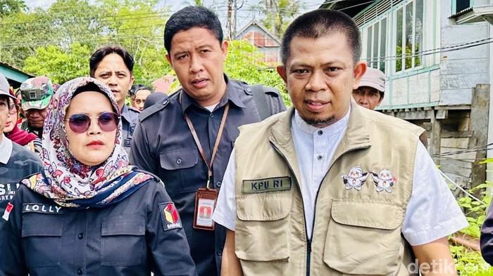 Komisioner Divisi Teknis dan Penyelenggaraan KPU Bone Zainal (pakai rompi).