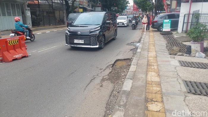 Kondisi jalan berlubang di Gatsu Bandung