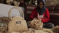 Kerajinan itu dibuat dengan cara dianyam.