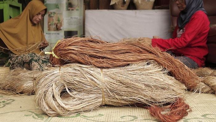 Perajin menunjukkan hasil kerajinan berbahan pelepah pisang di Rumah produksi ZT Craft, Cibeber, Cianjur, Jawa Barat, Selasa (27/2/2024). Kementerian Koperasi dan UKM pada tahun 2024 menargetkan sebanyak 30 juta UMKM telah memiliki Nomor Induk berusaha (NIB).
