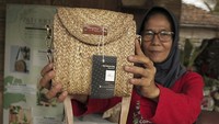 Perajin menunjukkan kerajinan buatannya di Rumah produksi ZT Craft, Cibeber, Cianjur, Jawa Barat, Selasa (27/2/2024).