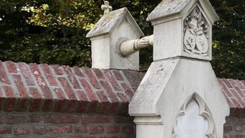 Makam Kolonel van Gorcum dan Lady van Aefferden masih bergandengan tangan lebih dari 150 tahun setelah kematian mereka. Lady van Aefferden adalah seorang bangsawan Katolik, sedangkan sang Kolonel adalah seorang Protestan dan rakyat jelata saat mereka menikah pada tahun 1842. Kolonel van Gorcum meninggal pada tahun 1880 dan dimakamkan di pemakaman Protestan Roermond. Mengetahui bahwa ia akan dimakamkan di pemakaman Katolik setelah kematiannya, sang Nyonya menyatakan dengan tegas bahwa ia tidak tertarik untuk dimakamkan di pemakaman keluarganya. Sebaliknya, ia memilih sebuah makam di dekat tembok yang memisahkan kedua pemakaman, sedekat mungkin dengan makam suaminya. Dua tangan saling bertemu di dinding di atas nisan mereka, membuktikan bahwa tindakan cinta dapat berlanjut setelah kita pergi. (Foto: list25)