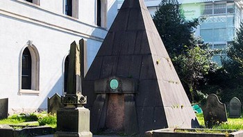 Di jantung kota Liverpool, berdiri sebuah piramida setinggi 15 kaki. Piramida ini merupakan tempat peristirahatan terakhir seorang penjudi dari zaman Victoria. Cerita tentang penghuni Piramida Liverpool sangat beragam. Sebelum kematiannya, William Mackenzie memberikan perintah khusus agar ia dikuburkan dalam posisi duduk di meja kartu, memegang kartu yang menang. Namun, banyak yang percaya bahwa Mackenzie tidak diletakkan di bawah tanah, melainkan ditinggalkan di atas tanah dengan tangan yang menang untuk mencegah Setan mencuri jiwanya. Apapun cara jenazahnya dikuburkan, mayat pemain poker yang bungkuk di dalam piramida tampaknya jauh lebih menghibur daripada mayat di dalam peti mati. (Foto: list25)