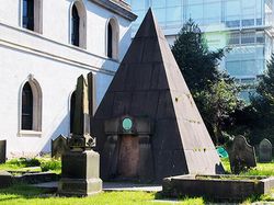 Hii! Kumpulan Kisah Kuburan Teraneh dan Unik di Dunia