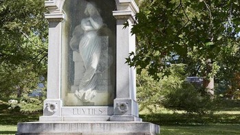 Petak pemakaman keluarga Luyties di Pemakaman Bellefontaine di St Louis, Missouri, ditandai dengan nisan yang sangat indah. Juga dikenal sebagai gadis dalam kotak bayangan, - Herman Luyties menugaskan monumen yang indah ini setelah jatuh cinta pada inspirasi sang pematung, seorang model Italia, saat berada di Eropa. Meskipun sang model menolak lamaran pernikahannya, ia memindahkan patungnya ke St Louis dan menyimpannya di rumahnya. Patung itu akhirnya dipindahkan ke tempat pemakaman keluarga di Pemakaman Bellefontaine, di mana Herman memasang selubung kaca untuk melindungi kekasihnya dari elemen-elemen. Dia meninggal pada tahun 1921 di usia 50 tahun dan dimakamkan di kakinya. (Foto: list25)