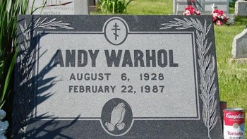 Sekilas, makam Andy Warhol di Pittsburgh, Pennsylvania, tampak seperti nisan standar. Namun, makam Warhol disiarkan secara langsung di internet selama 24 jam sehari, tujuh hari seminggu. Siaran langsung makamnya dimulai pada tahun 2013 untuk memperingati ulang tahun ke-85 sang seniman. Siaran langsung ini merupakan bagian dari proyek seni Figment. Proyek ini dinamai sesuai dengan nama sang seniman, yang pernah mengatakan bahwa ia ingin batu nisannya tetap kosong. Pemirsa webcam dapat melihat nisan kapan saja, siang atau malam, hujan atau cerah. (Foto: list25)