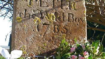 Makam Peter the Wild Boy ‘si Anak Liar’, pada tahun 1725 saat berusia 12 tahun ia ditemukan di hutan dekat Hamelen, Jerman oleh rombotongan pemburu George I. Diketahui sebelumnya Peter telah bertahan hidup di hutan tersebut dengan memakan kulit pohon, dedaunan, buah-buahan dan lain-lain selama waktu yang cukup lama. Ia tak bisa berbicara ataupun bersosialisasi penuh dengan masyrakat.Ia diberi kalung kulit dengan namanya untuk mengidentifikasi dirinya jika ia berkeliaran terlalu jauh dari perkebunan. Dia meninggal pada usia 70 tahun dan dimakamkan dengan batu nisan kecil di halaman Gereja St Mary. Sosok Peter menjadi pengingat akan perubahan pandangan positif terhadap penyandang disabilitas dan mereka yang membutuhkan. (Foto: list25)