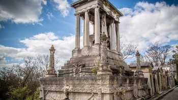 Makam Elisabeth Demidoff adalah keturunan keluarga Rusia yang menghasilkan kekayaan dari garam dan bulu. Ia menikah dengan Pangeran Rusia Nikolai Nikitich Demidoff, pewaris kekayaan industrialis namun berujung perceraian. Ia meninggal pada tahun 1818 pada usia 40 tahun. Meskipun hidupnya mungkin tidak terlalu terkenal, permintaan terakhirnya sedikit menyeramkan. Menurut legenda, setelah kematiannya, kerabatnya tercengang saat mengetahui bahwa surat wasiatnya berisi ketentuan untuk mewariskan jutaan franc kepada siapa pun yang bersedia menghabiskan waktu satu tahun dan satu hari untuk duduk di samping peti matinya di pemakaman Père Lachaise di Paris. Beberapa orang telah mencoba hal ini untuk menjadi kaya dengan cepat, namun tidak ada yang berhasil, meskipun permintaan terus berlanjut hingga tahun 1900-an. (Foto: list25)