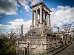 Hii! Kumpulan Kisah Kuburan Teraneh dan Unik di Dunia