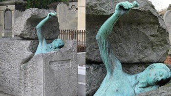 Ada ratusan makam indah di Le Père Lachaise, Paris. Namun salah satu yang menarik publik adalah tempat peristirahatan terakhir yang dramatis dari Georges Rodenbach, penulis dan penyair yang tidak banyak dikenal. Dalam novelnya ia menceritakan kisah melankolis tentang seorang duda yang berjalan-jalan di jalanan Bruges yang berjuang untuk menerima kematian istrinya saat ia melihat seorang wanita yang terlihat persis seperti istrinya. Novel ini patut dicatat karena ini adalah pertama kalinya foto-foto disertakan dalam sebuah karya fiksi. Makam Rodenbach memiliki patung dirinya yang muncul dari lempengan batu granit yang dipotong kasar. Makamnya melambangkan bagaimana kuburan pun tidak dapat menahan semangatnya.  (Foto: list25)