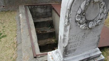 Makam Florence Irene Ford, ia meninggal karena demam kuning pada usia sepuluh tahun pada tahun 1871 dan dimakamkan di Pemakaman Kota Natchez di Adams County, Mississippi. Sepanjang masa mudanya, dia sangat takut dengan badai dan akan berlari ke ibunya untuk mendapatkan kenyamanan setiap kali badai datang. Setelah kematiannya, ibunya meminta agar makamnya memiliki panel kaca kecil di bagian kepala putrinya. Sedikit menyeramkan tetapi tidak terlalu berlebihan. Namun, ibunya kemudian memerintahkan agar peti mati yang dikuburkan dapat diakses melalui tangga yang memanjang ke bawah sekitar 2 meter. Ibunya juga memasang pintu jebakan dari logam di bagian atas tangga agar ia dapat menutupnya saat terjadi badai dan duduk di dekat putrinya, bernyanyi atau membacakannya hingga badai berlalu. (Foto: list25)