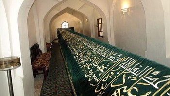 Sebuah kuburan di Samarkand, Uzbekistan, telah berkembang menjadi sangat besar selama ratusan tahun. Makam ini diyakini sebagai tempat peristirahatan terakhir nabi Daniel, dan legenda setempat mengatakan bahwa jasadnya tumbuh setelah kematiannya, menghasilkan makam yang sekarang panjangnya lebih dari 18 meter.  Timur, pemimpin Turko-Mongol yang menaklukkan Persia dan Asia Tengah, dikatakan telah menempatkan jasad nabi Daniel di Samarkand untuk sebuah keberuntungan. Alasan di balik makam yang terus berkembang adalah karena Timur khawatir dengan perampok makam hingga memperluas makam untuk mempersulit mereka mencuri jasad manusia yang tak ternilai itu. (Foto: list25)