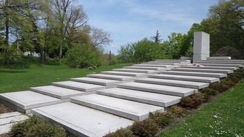 Sebuah pemakaman yang menghadap ke langit di Buffalo, New York. Makam ini dirancang oleh arsitek revolusioner Amerika, Frank Lloyd Wright, untuk menghormati teman dekatnya, Darwin D. Martin. Kedua sahabat ini berdiskusi secara rinci tentang makam yang tidak biasa ini antara tahun 1925 dan 1928, tetapi tidak akan selesai selama hidup mereka berdua. Pada tahun 2004, arsitek Anthony Puttnam, mantan murid Wright, berkolaborasi dengan Forest Lawn Cemetery untuk mewujudkan ide kedua sahabat tersebut. (Foto: list25)