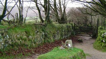 Makam Kitty Jay, memiliki gundukan rumput yang sangat sederhana selama bertahun-tahun. Kuburan ini diyakini sebagai tempat peristirahatan korban bunuh diri pada akhir tahun 1700-an dan telah menjadi situs populer bagi para pemburu hantu. Kitty Jay ditolak untuk dimakamkan di makam gereja di tanah yang disucikan karena dianggap sebagai penghinaan terhadap bunuh diri pada abad ke-18. Sebagai gantinya, ia dikuburkan di persimpangan jalan sehingga arwahnya akan tetap bingung dan tidak akan pernah bisa menemukan jalan ke akhirat. Seseorang di daerah tersebut tampaknya merasa kasihan pada Kitty karena bunga-bunga segar sering diletakkan di atas kuburannya. (Foto: list25)