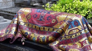 Makam Rudol Nureyev, dineal sebagai penguasa tarian, ia adalah seorang penari legendaris. Ia dianggap sebagai salah satu penari paling berbakat sepanjang masa, meninggal karena komplikasi jantung pada tahun 1993. Nureyev adalah penikmat karpet dan permadani yang indah dan dimakamkan dengan mengenakan sepatu balet. Nisannya yang unik dibuat agar terlihat seperti karpet oriental yang dekaden.  (Foto: list25)