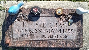 Tidak setiap hari kita menemukan nisan yang menyatakan bahwa pemiliknya adalah korban dari binatang buas - 666. Banyak orang yang penasaran dengan makam Lily Edith Gray di Ontario, Kanada.Banyak yang bertanya-tanya apa yang sebenarnya terjadi pada wanita malang ini. Penjelasan yang paling mungkin dari internet mengenai makna nisan tersebut adalah bahwa hal itu berasal dari pikiran suaminya, Elmer Lewis Gray yang tidak stabil, karena dia mungkin membeli batu tersebut dan dikabarkan sedikit aneh pada saat-saat tertentu. (Foto: list25)