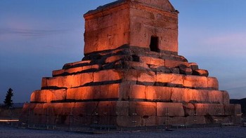 The Tomb of Cyrus the Great, adalah tempat pemakaman Koresh Agung, dia merupakan pendiri Kekaisaran Achaemenid kuno. Mosuleoum ini terletak di Pasargadae, sebuah kawasan situs arkeologi di Provinsi Fars, Iran. Koresh Agung dimakamkan di dalam sarkofagus emas dengan senjata, perhiasan, dan jubahnya. Makam yang unik ini adalah satu-satunya makam yang masuk dalam daftar situs Warisan Dunia UNESCO saat ini. (Foto: list25)