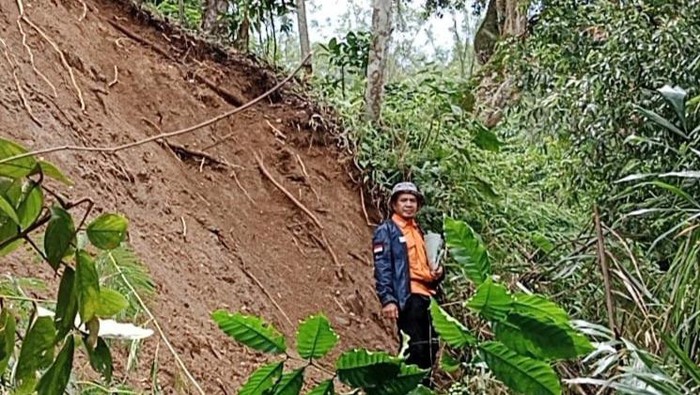 Longsor di Desa Cawang Baru membuat irigasi patah.