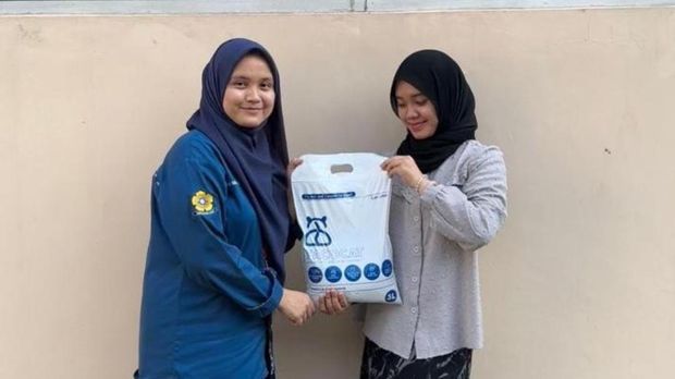 Baru-baru ini mahasiswa ITS memiliki ide brilian. Mereka menciptakan pasir kucing yang ramah lingkungan yaitu Facocat.