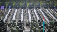 Sejumlah prajurit TNI berjalan di dekat alutsista yang diserahkan Menhan Prabowo Subianto di parkir di Mabes TNI, Jakarta, Rabu (28/2/2024).