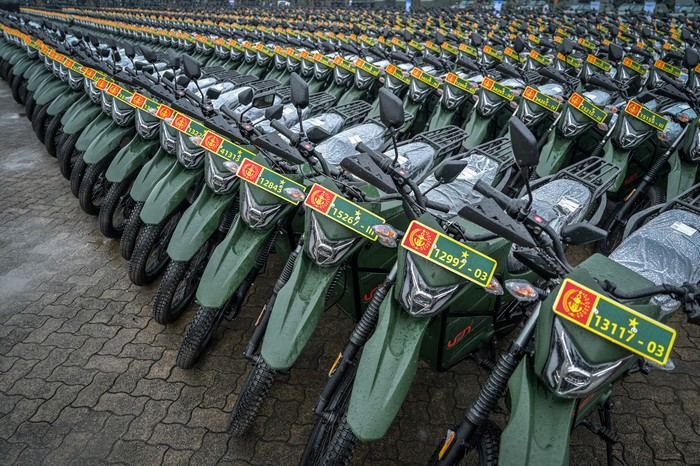 Sejumlah sepeda motor trail listrik yang diserahkan Menhan Prabowo Subianto di parkir di Mabes TNI, Jakarta, Rabu (28/2/2024). Menteri Pertahanan Prabowo Subianto menyerahkan sebanyak 228 alat utama sistem senjata (Alutsista) yaitu Pandur, Harimau, Ranpur Anoa, Ranpur Komodo APC, Ranpur Badak Canon 90, Maung V3, Rigid Buoyancy Boat, Ransus, Rantis, Truk 4x4, Truk 2,5 Ton dan sepeda motor trail listrik untuk TNI dan Polri. ANTARA FOTO/Bayu Pratama S/foc.