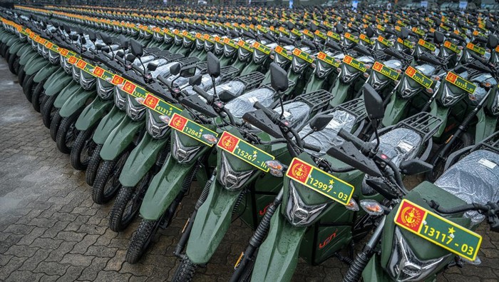 Menhan serahkan 228 alutsista dan motor listrik Sejumlah sepeda motor trail listrik yang diserahkan Menhan Prabowo Subianto di parkir di Mabes TNI, Jakarta, Rabu (28/2/2024). Menteri Pertahanan Prabowo Subianto menyerahkan sebanyak 228 alat utama sistem senjata (Alutsista) yaitu Pandur, Harimau, Ranpur Anoa, Ranpur Komodo APC, Ranpur Badak Canon 90, Maung V3, Rigid Buoyancy Boat, Ransus, Rantis, Truk 4x4, Truk 2,5 Ton dan sepeda motor trail listrik untuk TNI dan Polri. ANTARA FOTO/Bayu Pratama S/foc.