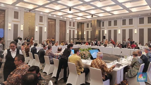 Menko Perekonomian Airlangga Hartarto dinner bareng 33 dubes, salah satunya membahas masa depan RI di OECD. (CNBC Indonesia/Rosseno Aji Nugroho)