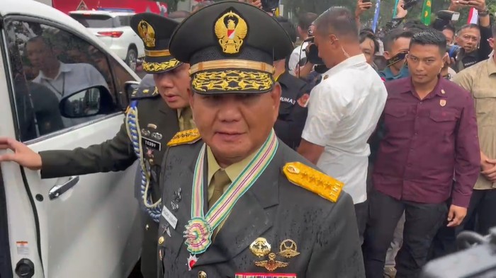 Presiden Joko Widodo (Jokowi) menganugerahkan pangkat istimewa Jenderal TNI (HOR) kepada Menteri Pertahanan (Menhan) Prabowo Subianto.