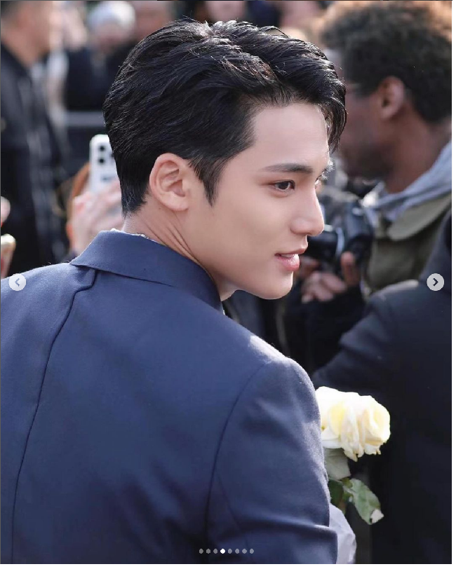 Ketampanan Mingyu saat debut di Paris Fashion Week menghadiri fashion show Dior membuat netizen jatuh cinta. “So handsome,” tulis netizen. “Wow, hes so good-looking,” tulis netizen lainnya. “MINGYU LOOKING LIKE A PRINCE,” tulis netizen yang menyebut Mingyu bagaikan seorang pangeran. Foto: Dok. Fansite Mingyu