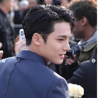Ketampanan Mingyu saat debut di Paris Fashion Week menghadiri fashion show Dior membuat netizen jatuh cinta. “So handsome,” tulis netizen. “Wow, hes so good-looking,” tulis netizen lainnya. “MINGYU LOOKING LIKE A PRINCE,” tulis netizen yang menyebut Mingyu bagaikan seorang pangeran. Foto: Dok. Fansite Mingyu