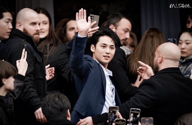 Begitu Mingyu menginjakkan kaki di Tuileries Garden, Paris, tempat show Dior digelar, fansnya langsung heboh. Dari video yang viral di X, Mingyu mendapat sambutan meriah dan diserbu penggemar. Idol 26 tahun itu sampai kesulitan berjalan memasuki area Tuileries Garden karena diserbu penggemar yang minta tanda tangan dan memotretnya. Foto: Dok. Fansite Mingyu