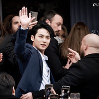 Begitu Mingyu menginjakkan kaki di Tuileries Garden, Paris, tempat show Dior digelar, fansnya langsung heboh. Dari video yang viral di X, Mingyu mendapat sambutan meriah dan diserbu penggemar. Idol 26 tahun itu sampai kesulitan berjalan memasuki area Tuileries Garden karena diserbu penggemar yang minta tanda tangan dan memotretnya. Foto: Dok. Fansite Mingyu