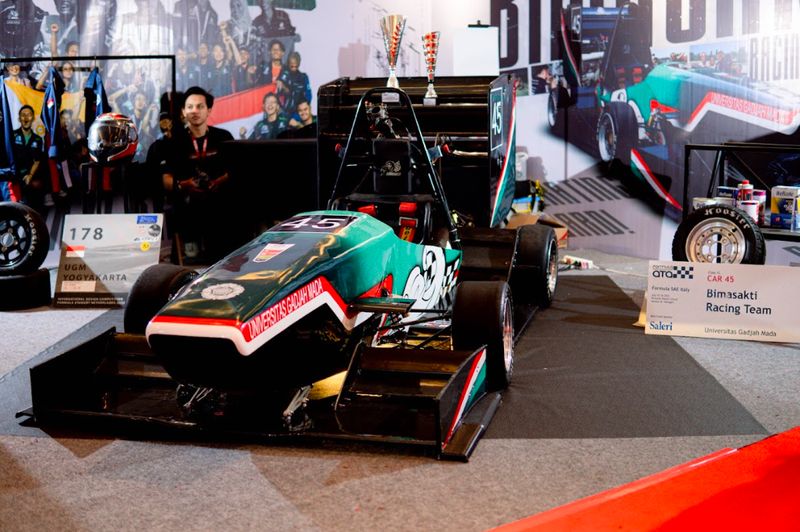 Mobil Formula UGM dan UI