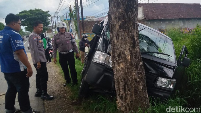 Mobil pikap menghantam pohon di jalan Jogja-Solo Desa Jombor, Kecamatan Ceper Klaten.